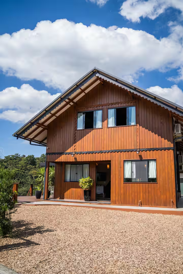 Casa principal cercada por natureza